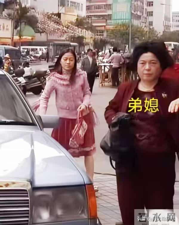 这是翁帆和杨振宁领证留影,弟弟、弟媳陪同,杨振宁一脸不好意思