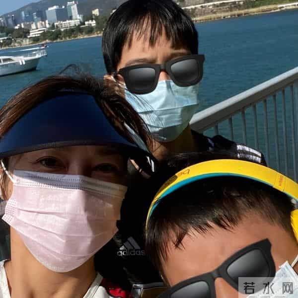 好甜！香港知名女歌手与李克勤儿子，手牵手亲密互动，全网催官宣