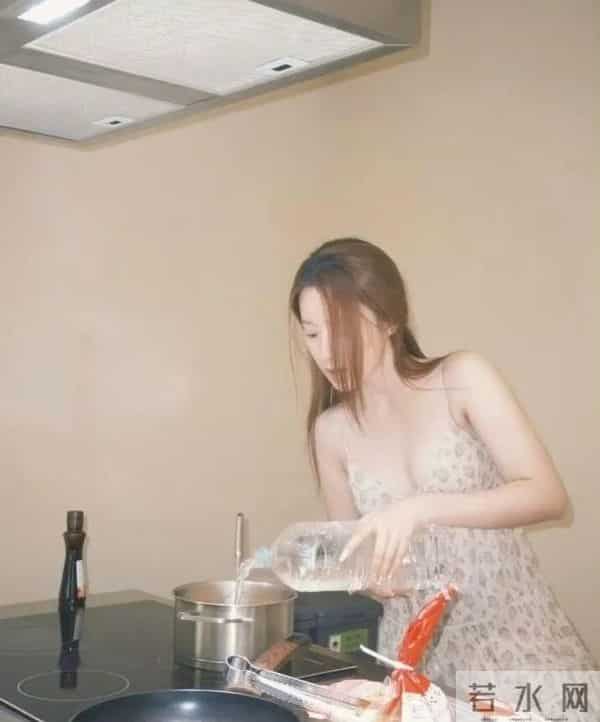 叶舒华在家穿得太少,暴露了巨好身材