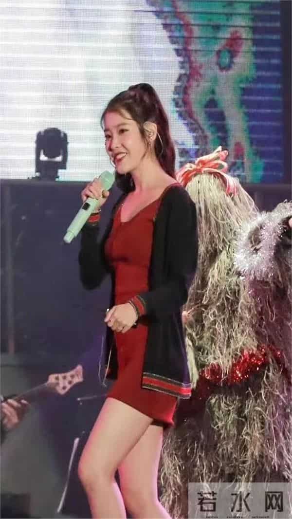 iu李知恩也有丰满风韵的时刻，这个衣服真挺漂亮
