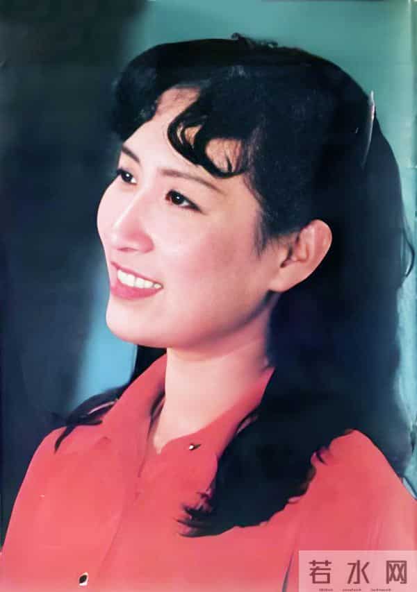 上海歌手沈小岑:定居西班牙,和英国老公很甜蜜,68岁瘦到快脱相