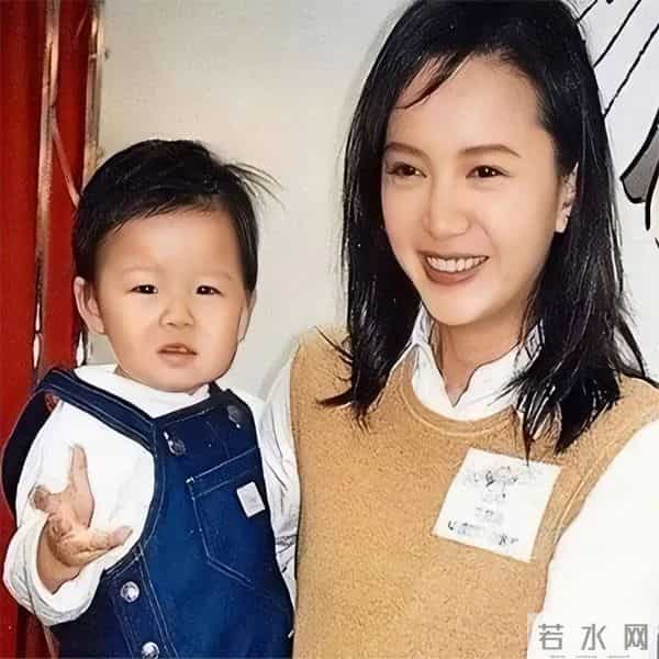 与梁朝伟同居6年,独自将儿子抚养长大的曾华倩,现儿子成为骄傲