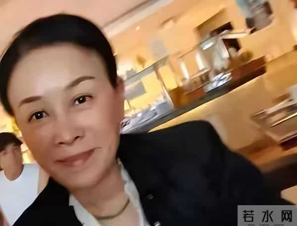57岁那英现身国外就餐,素颜曝光真实状态,真成五旬老太了