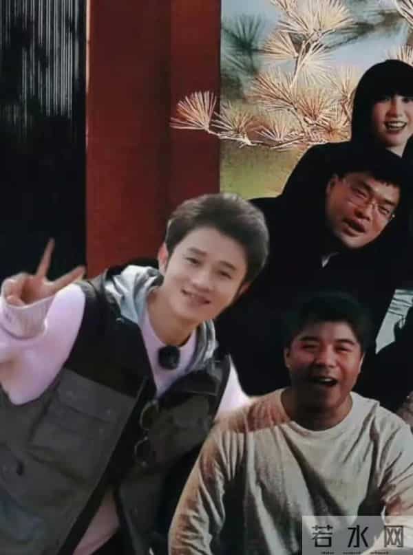 陈赫40岁生日合影鹿晗面部黢黑,范志毅罕见露面,寿星姿势惹非议