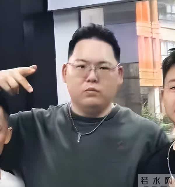 向太脸都被儿子丢尽了!向佑满肚肥肠带女友酒吧挥霍,38岁仍啃老