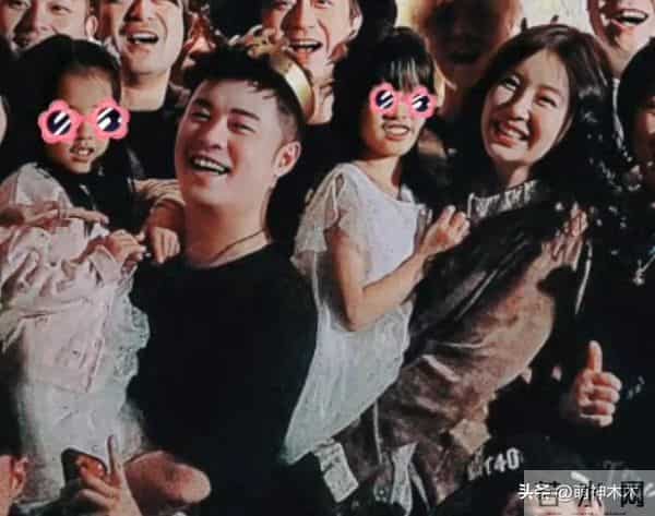 陈赫40岁生日合影惹争议，拍照没朝向老婆，与另一异性更像一家人