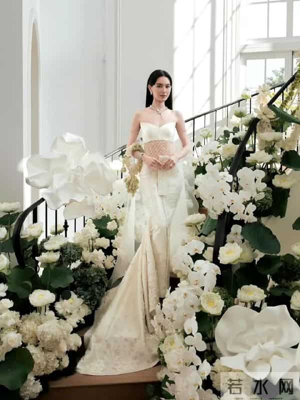 泰星Mai婚礼在私人豪宅举办,低调温馨,宾客20多人,花童是小狗