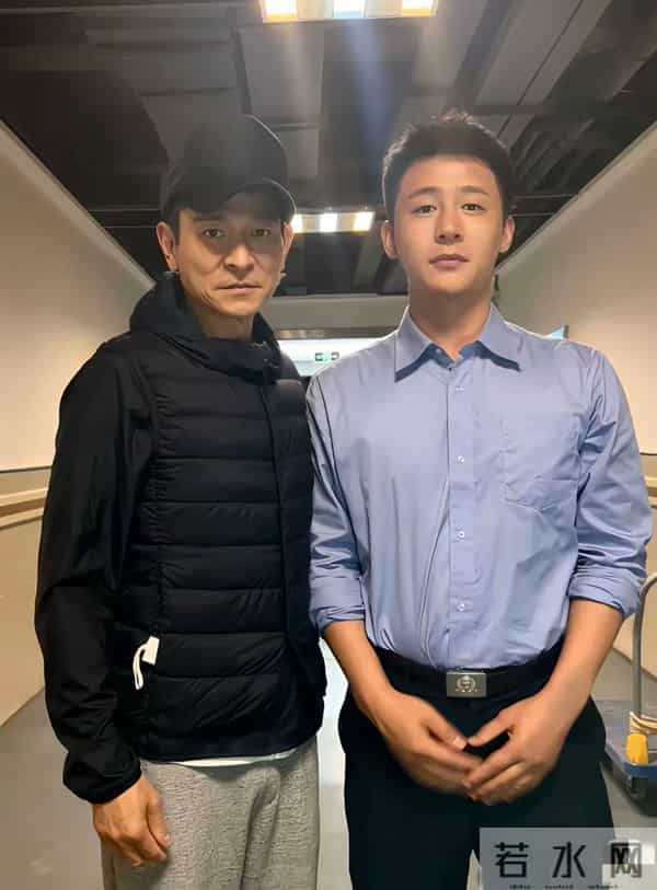 天呐,大家看看刘德华旁边这个男人是谁呀,长得比刘德华还帅气