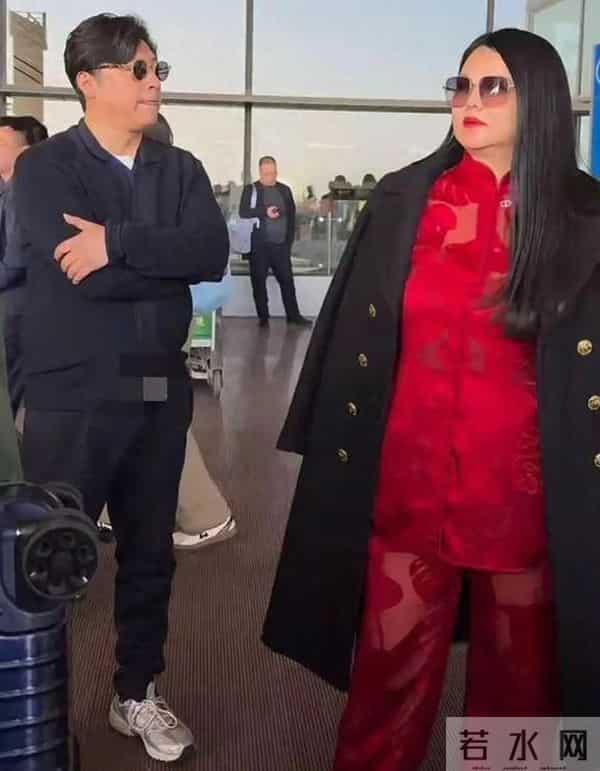 李湘回湖南老家!父母住大别墅,客厅堆满鲜花,她反而不敢露脸!