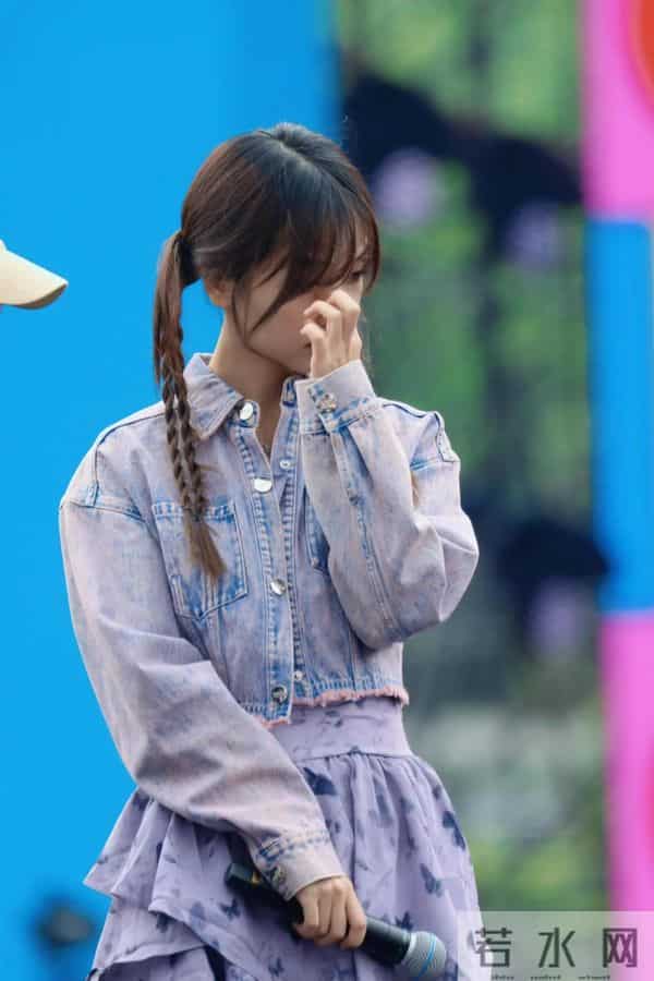 王冰冰怎么这么爱穿肉色丝袜？谁教她的？