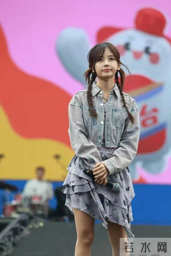 王冰冰怎么这么爱穿肉色丝袜？谁教她的？