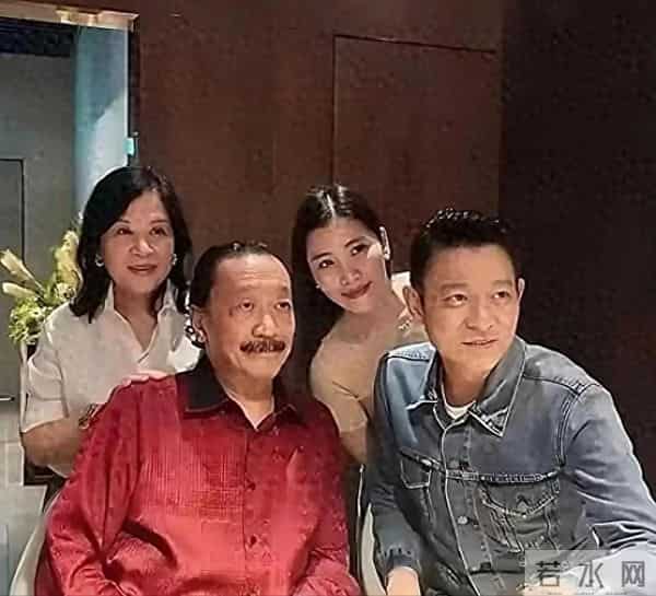 64岁的刘德华终于开始大大方方的公开自己和老婆朱丽倩的照片。