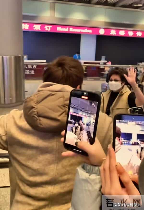 陈伟霆爱人北京豪宅晒照,何穗产后腰细身瘦,陈妈妈来京看孙子