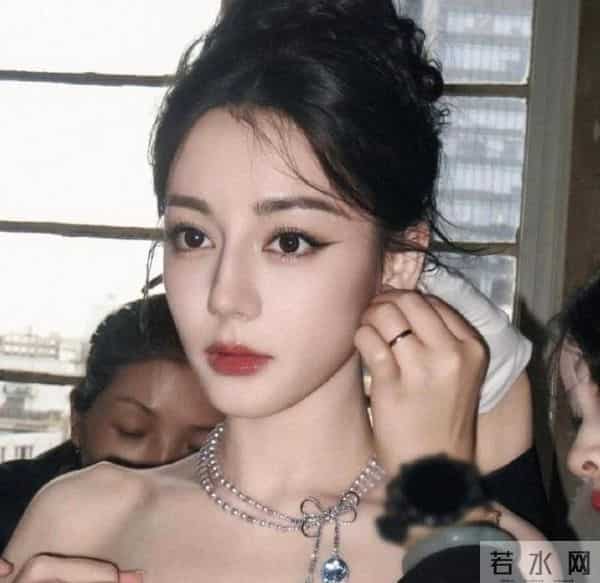 不要成为一下个大S!33岁要钱不要命的迪丽热巴,给内娱提了个醒