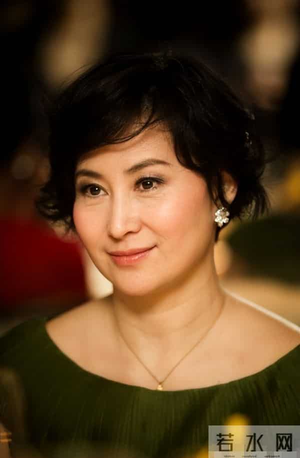 何猷君也没想到，自己63岁的大姐何超琼，竟还能再为赌王家族争光