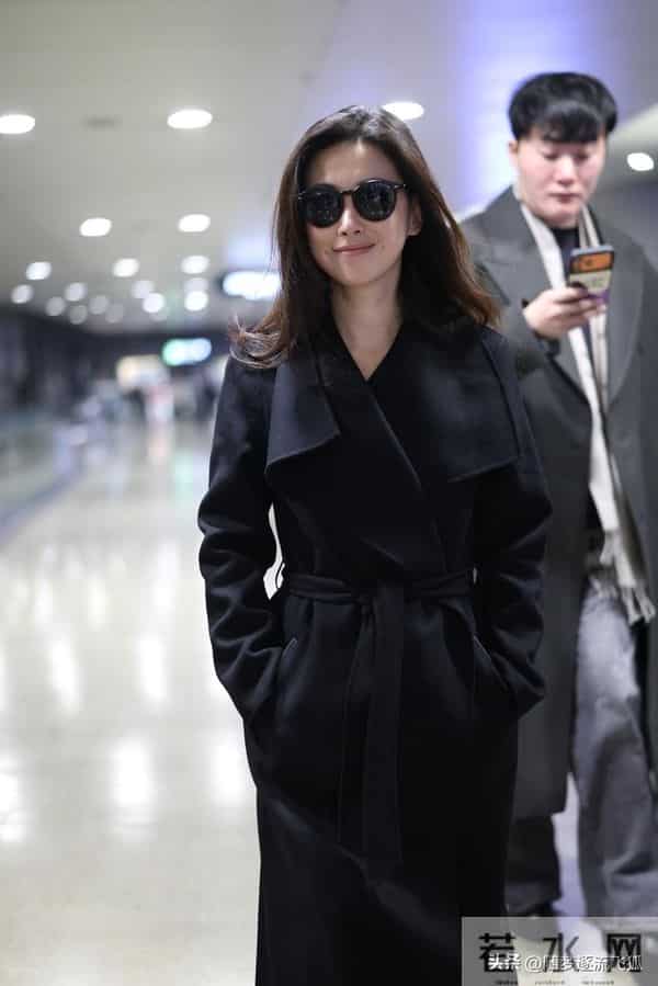 朱珠现身上海机场,身穿黑色大衣酷飒十足