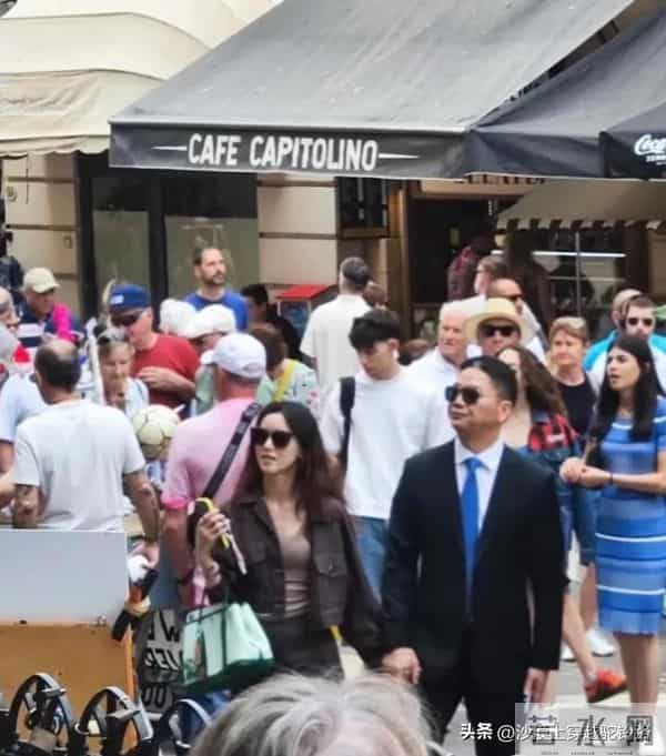 刘强东夫妇欧洲被偶遇!32岁章泽天变化太大,网友直呼:这是谁?