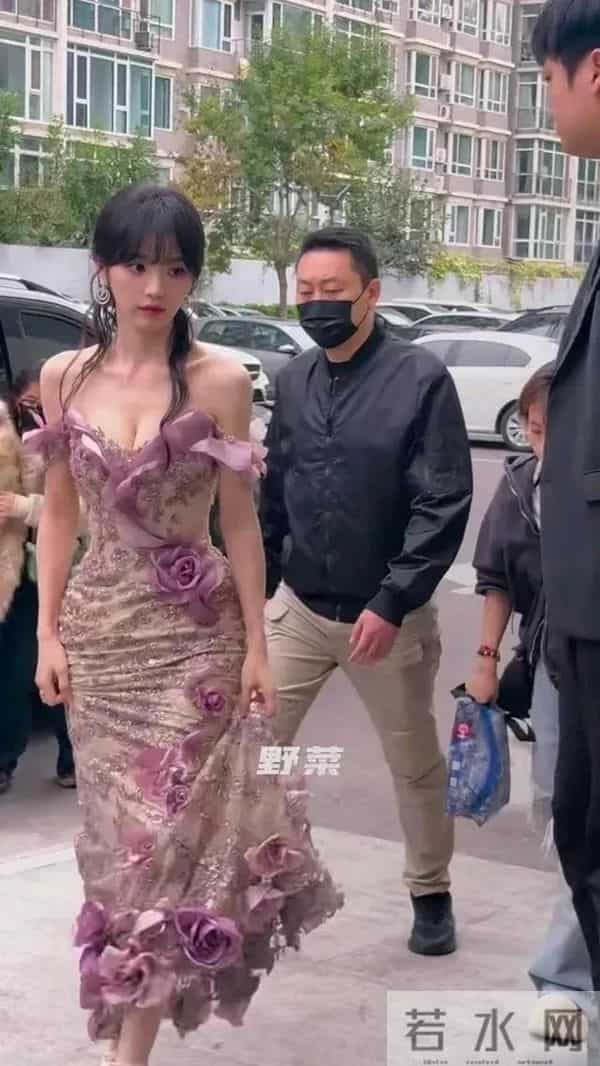 网友街头偶遇田曦薇，身材丰满曲线玲珑，比电视上更好看