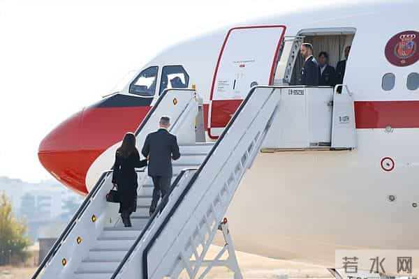 西班牙国王王后抵达成都啦！莱后穿黑大衣太美了，献花女孩好喜庆