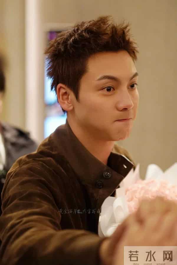 何穗在别墅晒产后美照！腹直肌分离身材未恢复，婆婆落地北京探望