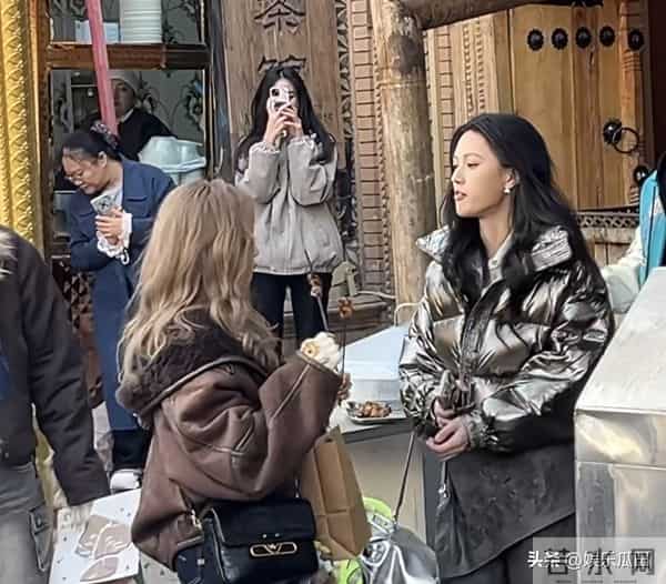 网友喀什古城偶遇白鹿 本人超美 穿搭洋气 在路边吃烤肉的样子好可爱