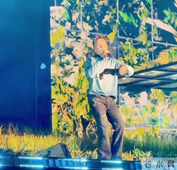 陈伟霆现身谢霆锋演唱会现场,侧颜逆天,霍汶希看得都犯花痴了